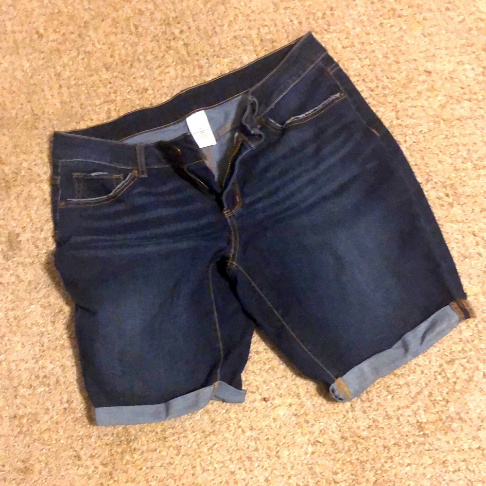 Ladies cuffed denim shorts